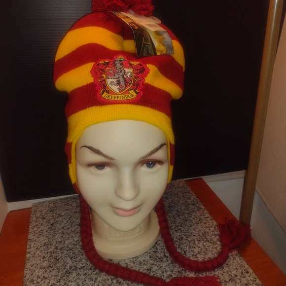 Harry Potter Knit Winter Hat GRYFFINDOR Stripe & Harry Potter Gloves. NEW. - Picture 2 of 2